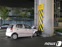 고가로 교각 들이받은 승용차 운전자 숨져