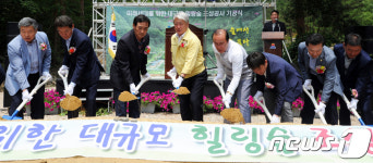 대규모 힐링 숲 조성공사 기공식서 시삽하는 관계자들