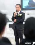추모사하는 고석 한국어린이안전재단 대표
