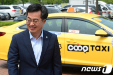 김동연 부총리, 택시 타고 협동조합 기념식 참석