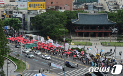 종각역 네거리 지나는 총파업 행렬