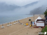 1일 개장한 거제지역 해수욕장 한산…장맛비