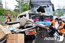 화물차 좌회전 중 관광버스 충돌…화물차 운전자 숨져