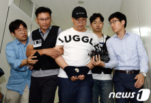 유치장 향하는 창원 골프연습장 살해 용의자