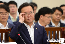국회 안행위 출석한 김부겸 장관