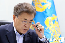 북 탄도미사일 발사 안경 매만지는 문재인 대통령