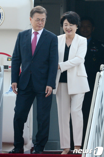 김정숙 여사 '오른쪽으로 서세요'