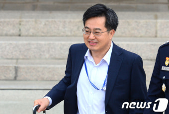 대통령 전용기 향하는 김동연 부총리