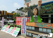 학교 비정규직 노동자 노숙 농성 돌입