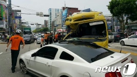 청주 어린이집 버스 보행자·차량 덮쳐…10여명 사상