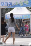 무더위에 그늘막 찾는 시민들