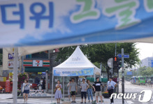 무더위속 횡단보도에 설치된 그늘막 쉼터