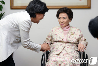 'YS 부인' 손명순 여사 예방하는 이혜훈 대표