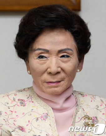 엷은 미소짓는 손명순 여사