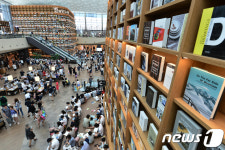 피서지로 각광받는 도서관