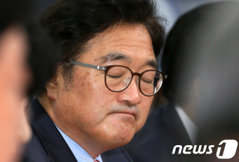 눈 감은 우원식 원내대표