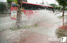 인도 덮치는 물보라