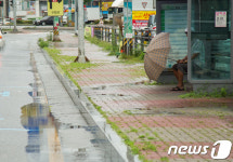 정류장에서 우산을 펼친 이유
