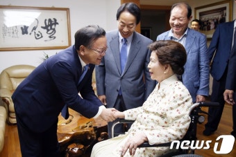 손명순 여사와 대화하는 김부겸 장관