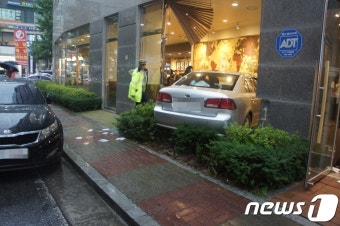 승용차 카페로 돌진