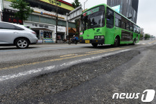 버스전용차로에 생긴 포트홀