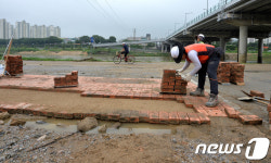 중랑천 범람으로 망가진 보행로 