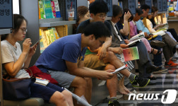 더운날 서점에서 독서해요