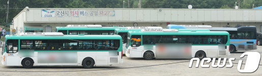 운행 기다리는 버스들