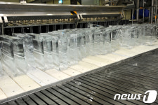 [화보] 폭염에 24시간 비상근무 얼음공장