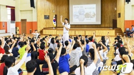 동해 북평초등학교에 찾아 온 해군 선생님