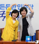 추미애-이정미 '하트로 하나 됐어요!'