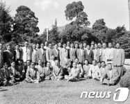 1956년 이승만대통령 경기도의회의원 일행과 기념 촬영