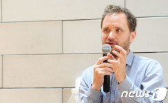 전시회 설명하는 토마스 사라세노