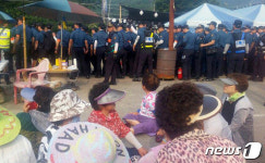 성주 찾은 한국당 의원들 불법검문소 즉각 철거