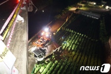 화물차 빗길 교량서 추락…50대 운전자 중태