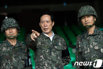 대화 나누는 송영무 국방부 장관