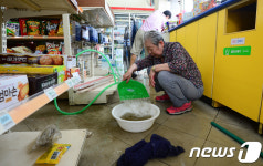 충북 물폭탄에 1층 상가 침수