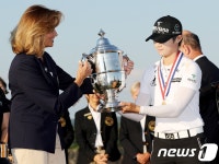 [사진] US여자오픈 우승 트로피 받는 박성현