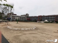 [르포]폭우 휩쓸고 간 상흔…청주중앙여고 복구 ‘구슬땀’