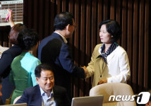 악수하는 추미애·주호영