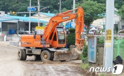 충북도 도로사업소, 토사유출된 도로 정비작업