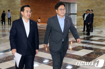 본회의장 들어서는 우원식 원내대표 '비장한 각오'