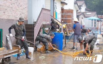 빗속 수해복구…괴산군 자원봉사 행렬 이어져