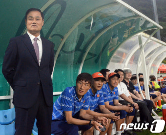 뒷짐지며 경기보는 최윤겸 강원FC 감독