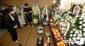 묵념하는 추미애 대표