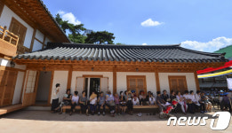 그늘 밑으로 피한 불심