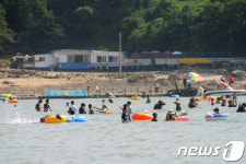 무더위 피해 해수욕장으로...