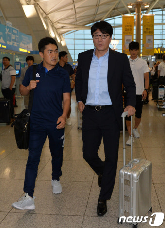 출국하는 황선홍 감독 'K리그 올스타팀과'