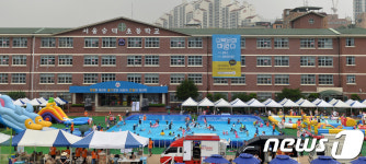 학교 운동장에 수영장이?