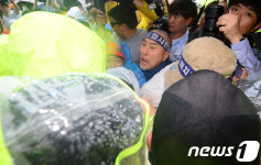 성주 주민들 기자회견 장소 두고 경찰과 몸싸움